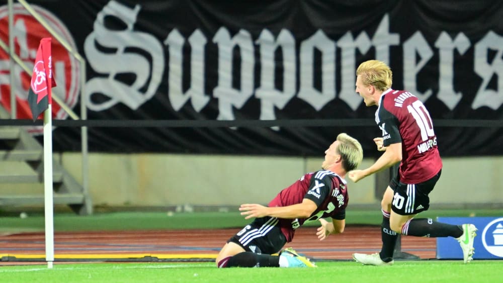 Grenzenlose Freude: Lino Tempelmann (auf den Knien) bescherte seinem FCN gegen Bielefeld spät drei Punkte.