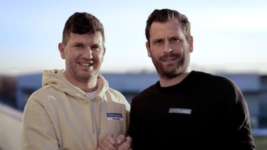 Sportdirektor Andreas Schicker begrüßt Jürgen Säumel (r.) zurück in Graz.