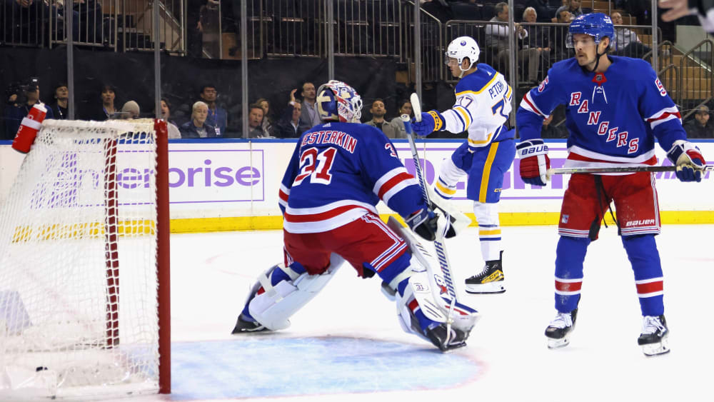 Führungstor für die Säbel: JJ Peterka (hinten) trifft im Madison Square Garden.