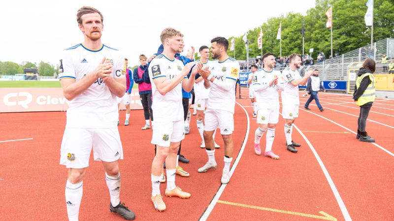 Freude nach dem 1:0 Sieg für den 1. FC Saarbruecken. GER, VfB Oldenburg vs. 1. FC Saarbruecken, Fuss