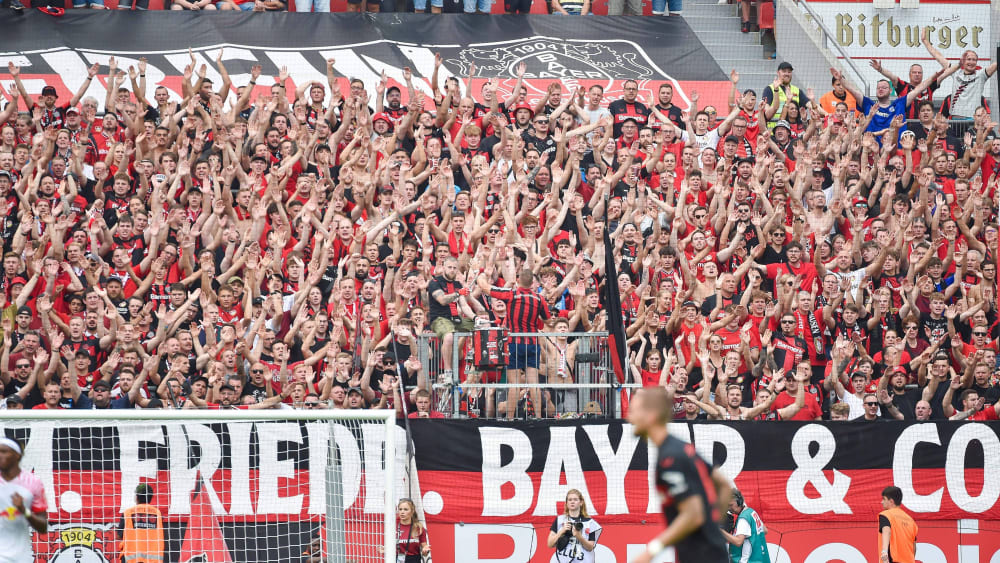 Die Fans von Bayer 04 Leverkusen stellten nach einem medizinischen Zwischenfall den Support ein.