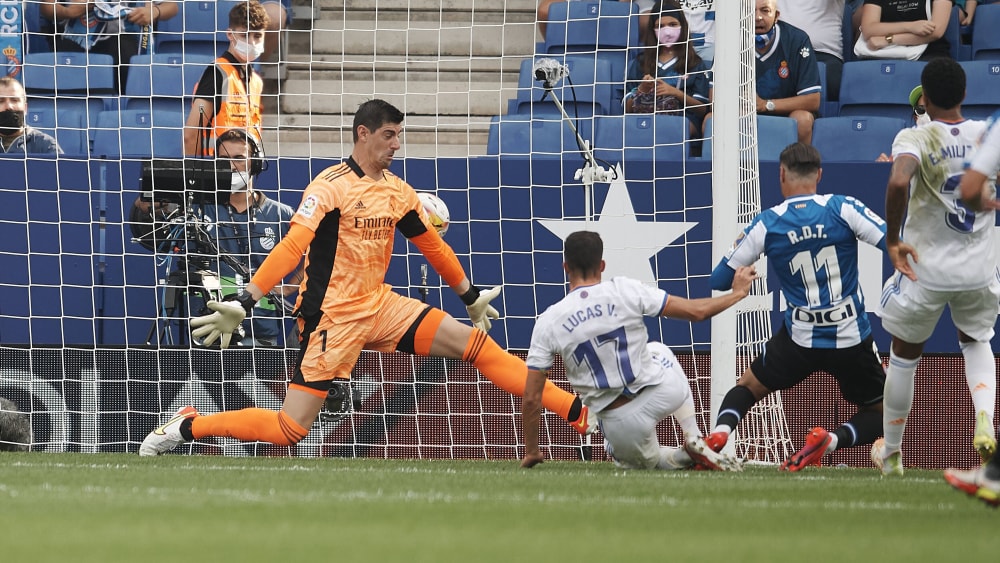 Das 1:0 für Espanyol:&nbsp;De Tomas (#11) überwindet Courtois.