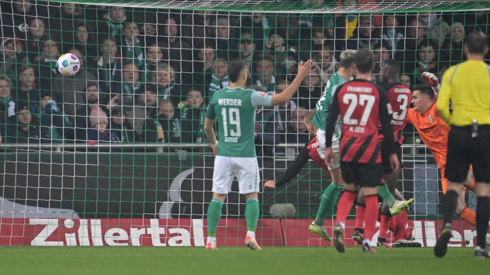 Rafael Borré (Mitte) musste mit ansehen, wie Werder Bremen ein 2:0 aus der Hand gab. 