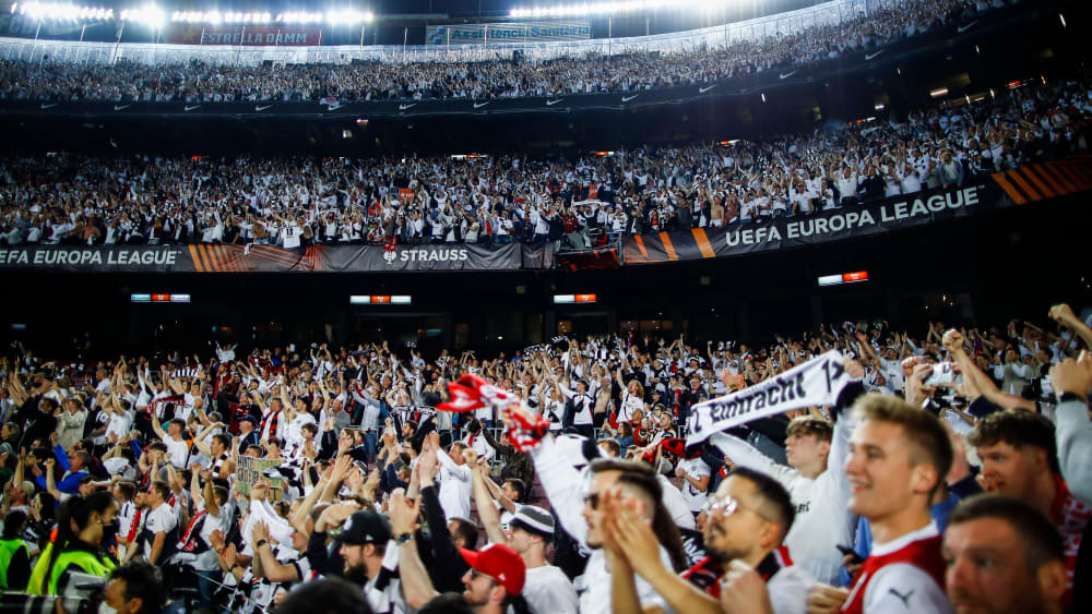 Die Eintracht erfreute sich riesiger Unterstützung: Im Camp Nou sorgten circa 25.000 Frankfurter Fans für Support.