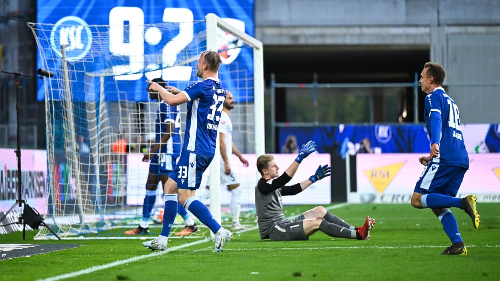 KSC-Stürmer Philipp Hofmann besorgt den umjubelten 2:2-Endstand gegen den FC Ingolstadt.