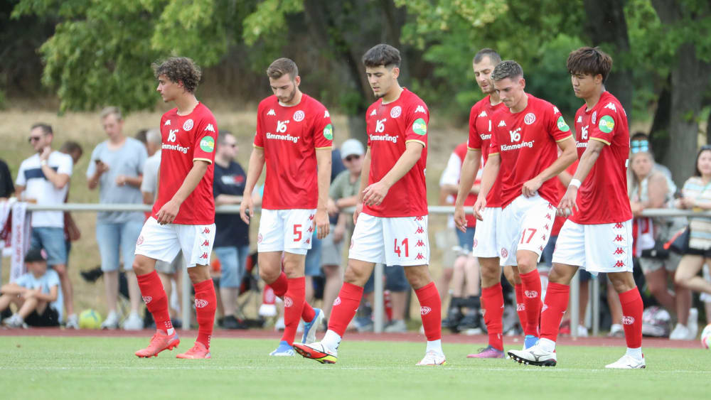 Maxim Leitsch (#5) und Anthony Caci (2.v.r.) feierten gegen den FC Kiedrich ihr Debüt für Mainz.