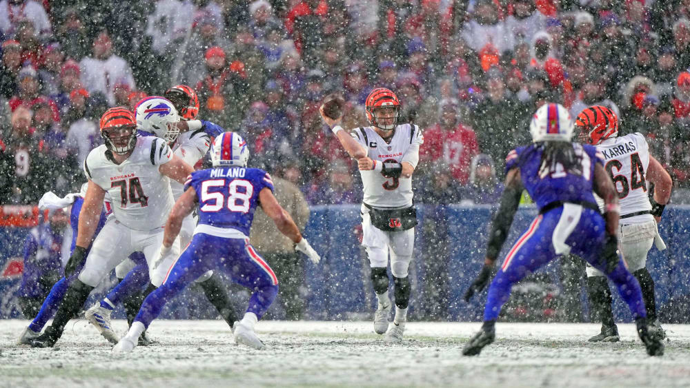 Behielt trotz dichtem Schneefall die Übersicht: Bengals-Quarterback Joe Burrow (Mitte).