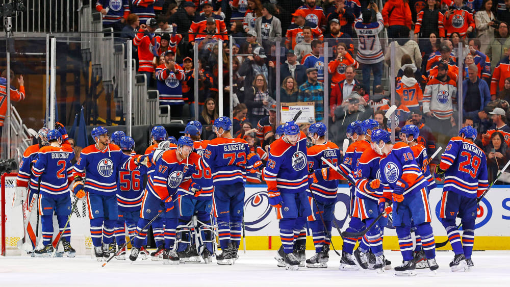 Das nächste Topspiel gewonnen: Die Edmonton Oilers feiern mit ihren Fans nach dem Sieg über Los Angeles.