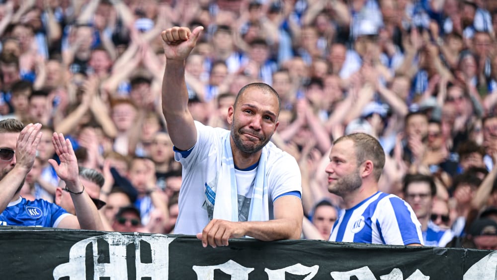 Nach dem Derbysieg in der Fankurve: Karlsruhes scheidende Abwehr-Legende Daniel Gordon.