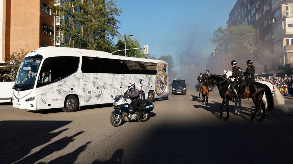 Der Mannschaftsbus von Real Madrid kommt am Stadion an.