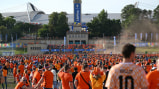 Die vielen Fans der Niederlande auf dem Weg ins Leipziger Stadion.