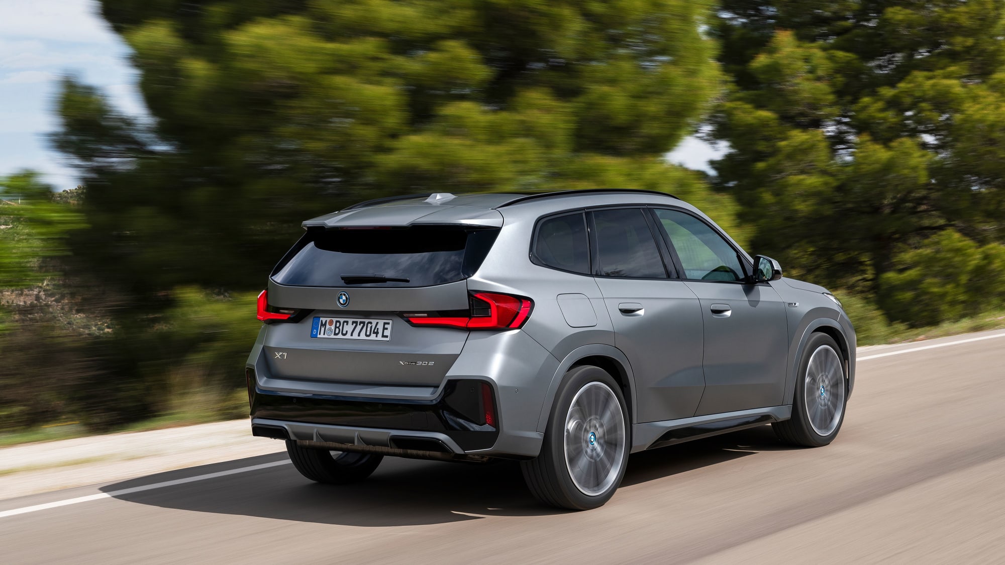 BMW X1 xDrive 30e: Plug-in-Hybrid mit 326 PS und Allradantrieb - kicker