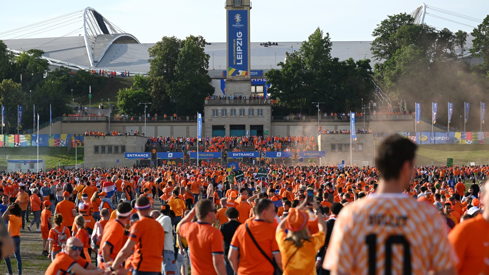 Die vielen Fans der Niederlande auf dem Weg ins Leipziger Stadion.