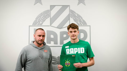 Rapid-Geschäftsführer Steffen Hofmann mit Philipp Wydra nach dessen Vertragsunterzeichnung.