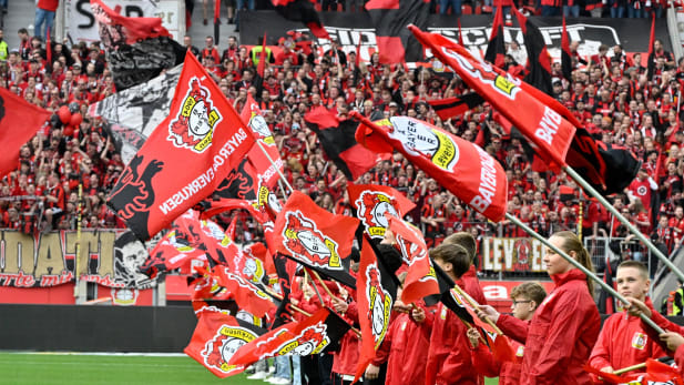 Die Bayer-Fans im Stadion konnten ihr Glück kaum fassen, erstmals wurde ihr Klub Deutscher Meister.