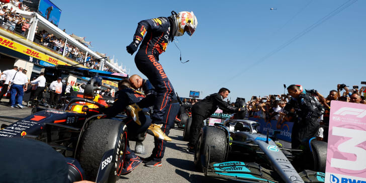 Max Verstappen springt nach seinem Sieg freudig aus dem Auto.