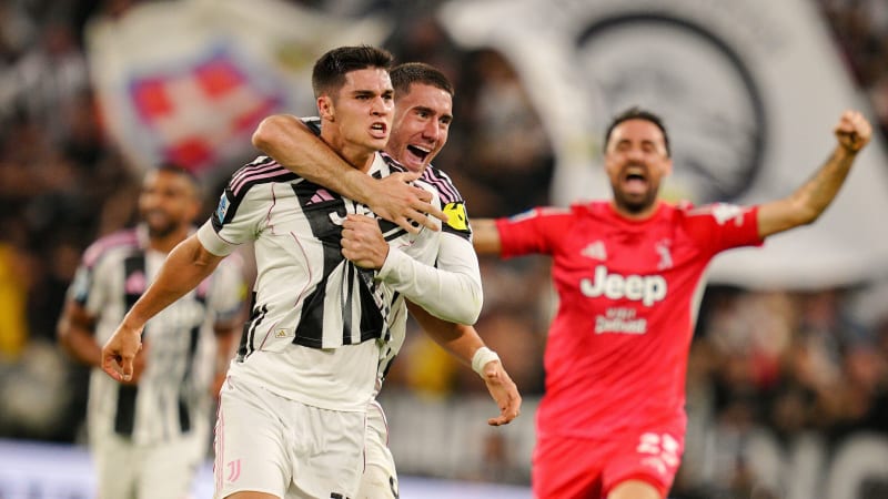 13 de setembro de 2025, Itália: Vasilije Adzic, da Juventus, comemora após marcar o gol de 4 a 3 para sua equipe durante a partida de futebol da Série A entre Juventus e Inter no Estádio Allianz em Turim, noroeste da Itália - sábado, 13 de setembro de 2025. Esporte - Futebol. (Foto de Marco Alpozzi/Lapresse) (Crédito da imagem: © Marco Alpozzi/LaPresse via ZUMA Press)