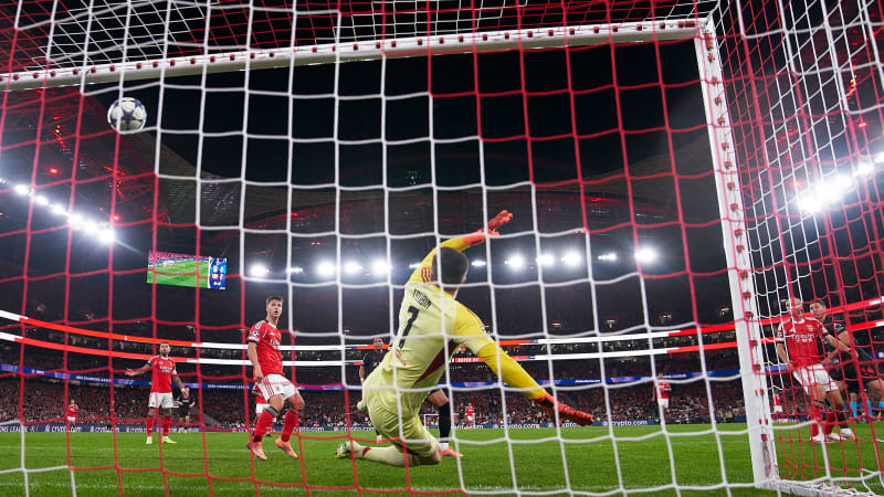 ЛИССАБОН, ПОРТУГАЛИЯ — 5 НОЯБРЯ: Патрик Шик из «Байер 04 Леверкузен» головой забивает первый гол своей команды в матче четвертого тура Лиги чемпионов УЕФА 2025/26 между «Бенфикой» и «Байер 04 Леверкузен» на стадионе «Эштадио ду Спорт Лиссабон» 5 ноября 2025 года в Лиссабоне, Португалия. (Фото: Жозе Мануэль Альварес Рея/Getty Images)