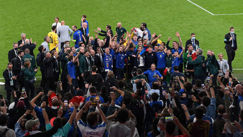 Am Ziel: Italiens Nationalspieler feiern in diesem Moment den Gewinn der EM mit den eigenen Fans.