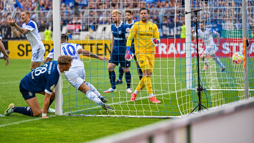 Der Torschütze dreht ab: Rodrigo Zalazar (#10) hat die frühe Führung der Schalker erzielt.