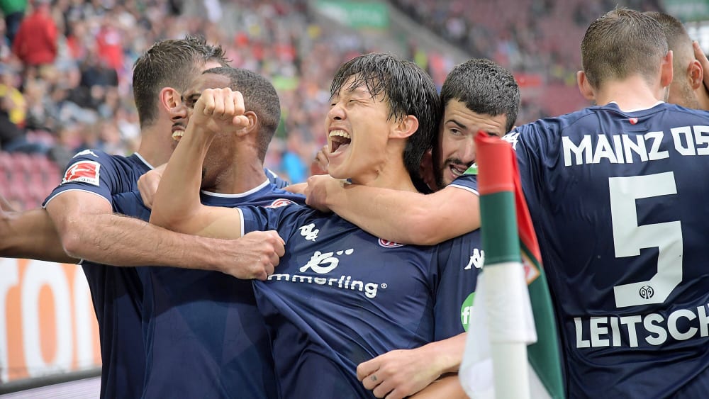 Siegerfaust: Der Mainzer Joker Jae-Sung Lee lässt sich nach seinem Tor zum 2:1 feiern.