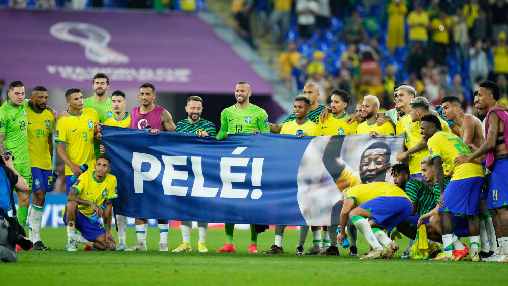 Die brasilianische Nationalmannschaft präsentierte ein Pelé-Banner nach der Partie.
