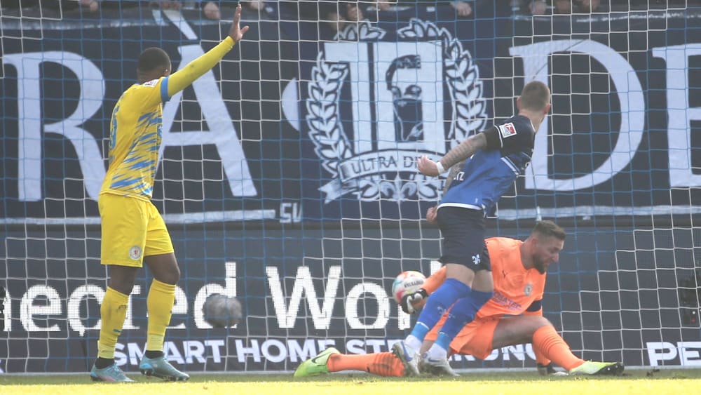 Der Siegtreffer: Darmstadts Phillip Tietz (blaues Trikot) legt den Ball an Braunschweigs Keeper Jasmin Fejzic vorbei.