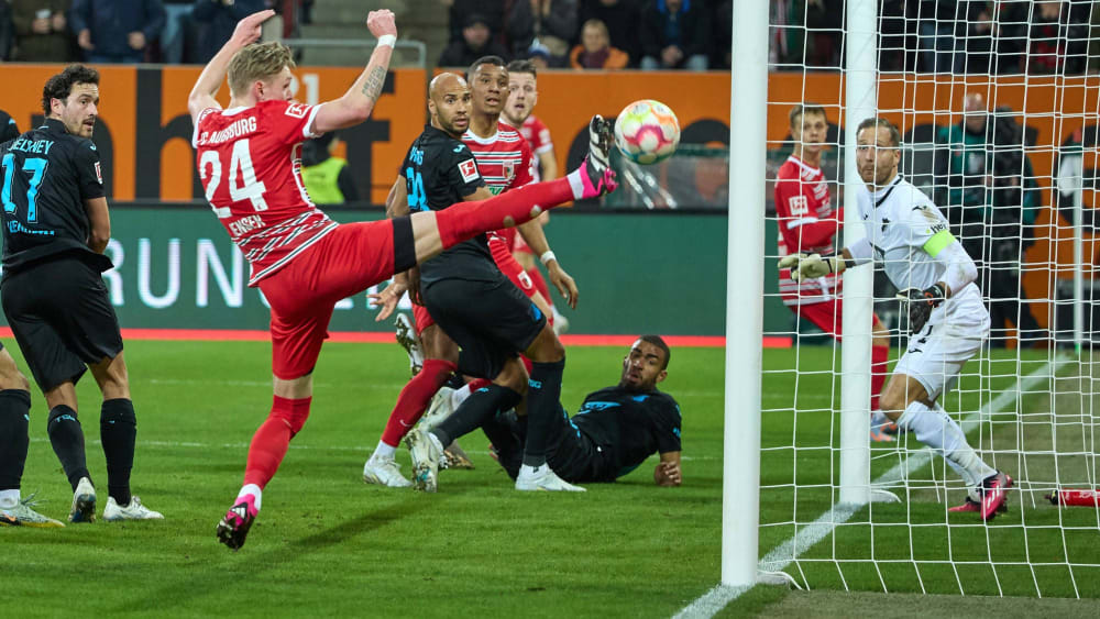 Fredrik Jensen schoss den FCA gegen Hoffenheim spät zum Sieg.