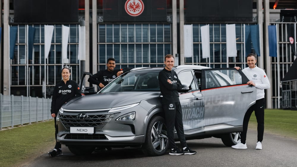 Posieren mit dem Eintracht-Nexo: Stürmerin Géraldine Reuteler, Ansgar Knauff, Mario Götze und Alexander Schur.&nbsp;&nbsp;