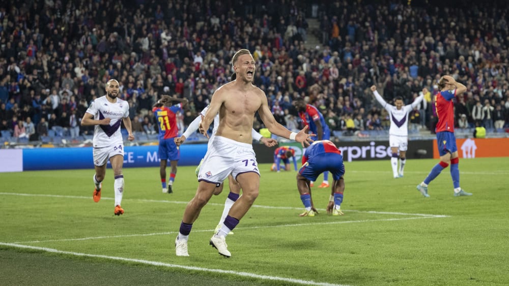 Florenz' Antonin Barak (Mi.) bejubelt seinen Lucky Punch beim FC Basel.