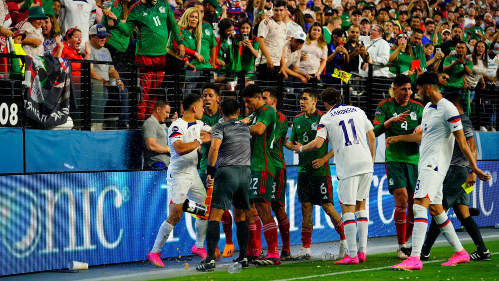 Handgemenge vor den Fans: Im CONCAF-Halbfinale zwischen den USA und Mexiko wurden gleich vier Rote Karten verteilt.&nbsp;