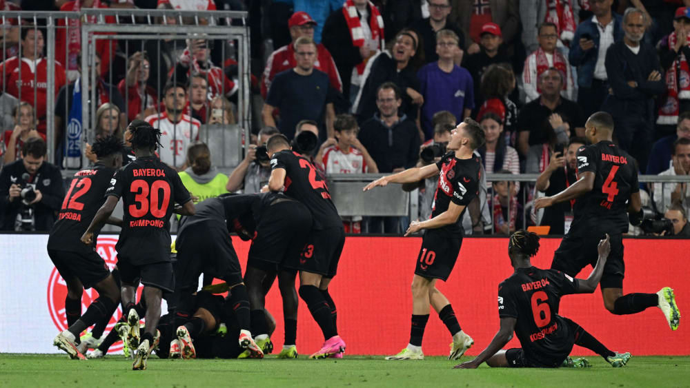 Unbändiger Jubel: Bundesliga-Tabellenführer Bayer Leverkusen feiert den späten Ausgleich.