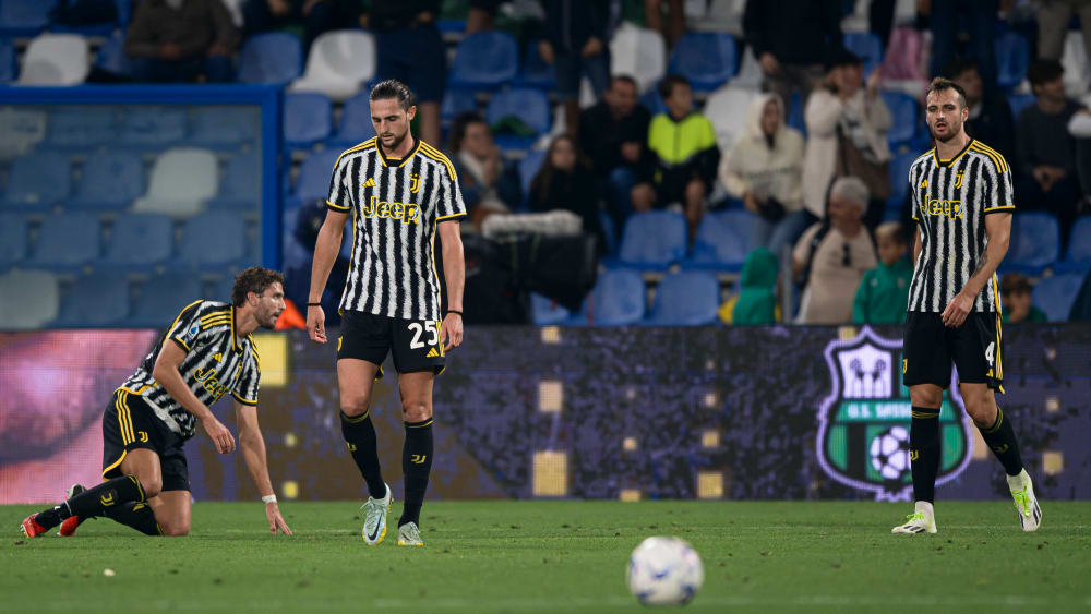 Bedientes Juventus: Manuel Locatelli (li.) und Adrien Rabiot lassen mit den Teamkollegen die Köpfe hängen.