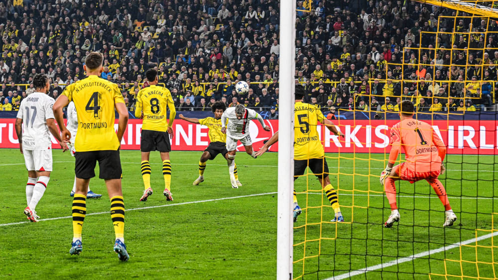 Tor verfehlt: Milans Theo (Mi.) köpft in der Schlussphase in Dortmund über das Tor.