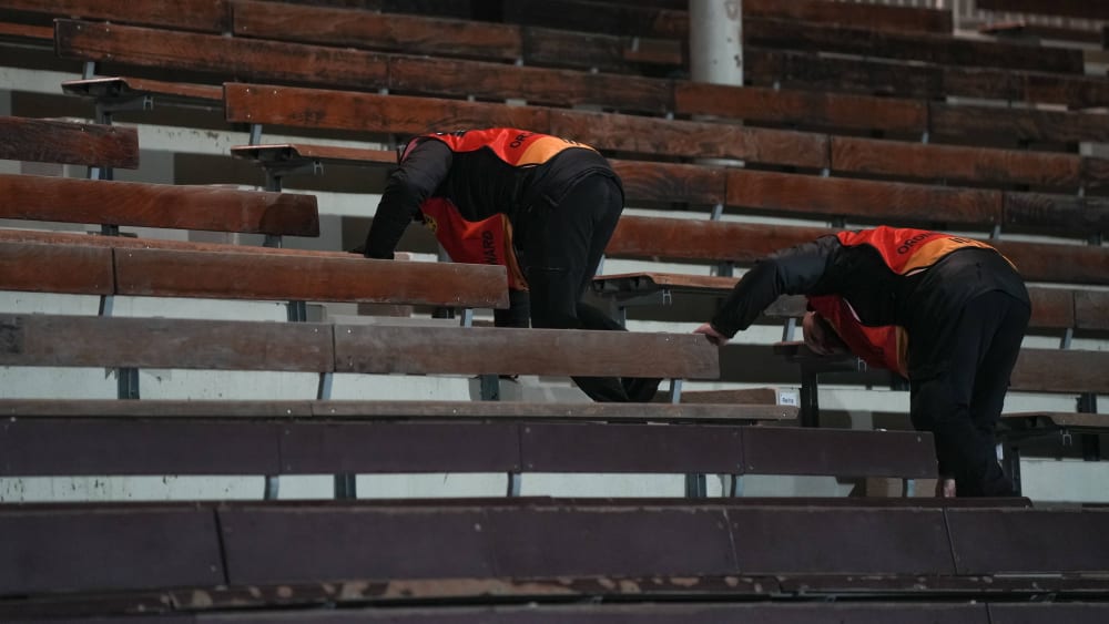 Suchaktion: Nachdem ein verdächtiger Gegenstand gefunden wurde, blieb das Stadion Rote Erde leer.