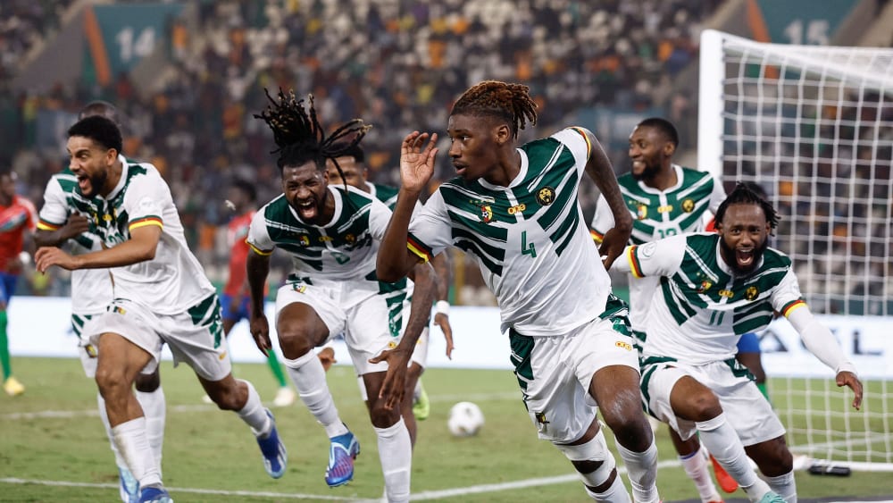 Torschütze Wooh (Nummer vier) bejubelt seinen Siegtreffer gegen Gambia.