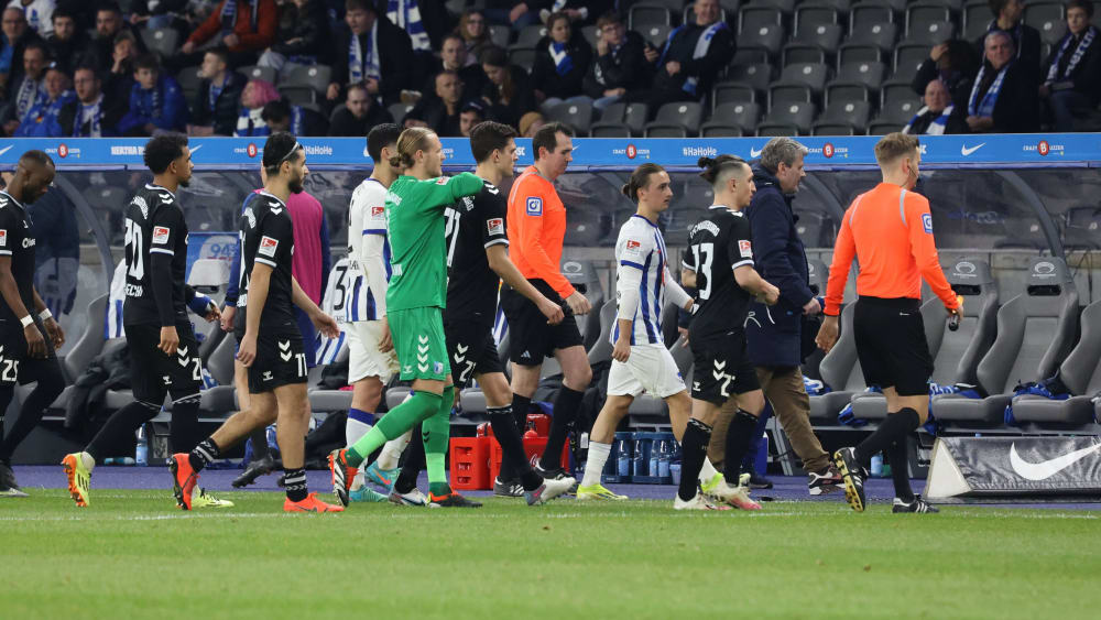 Nicht alltäglich: Referee Florian Exner setzte die Partie zwischen Hertha und Magdeburg ungewöhnlich fort.