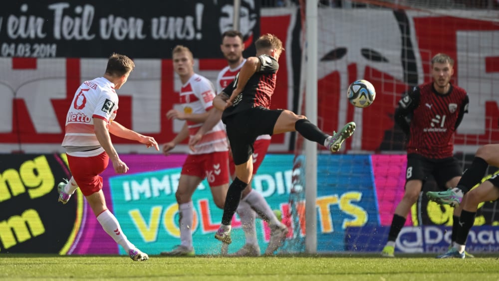 Benedikt Saller (li.) nahm gegen Ingolstadt genau Maß - und traf sehenswert zum Ausgleich.