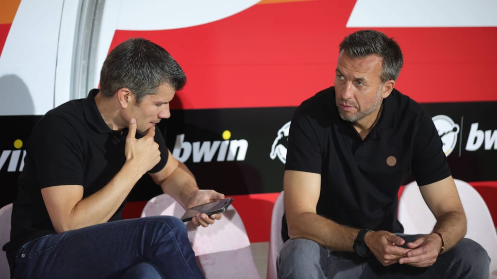 Verstehen die Spielverlegung nicht: Direktor Profifußball Marcus Steegmann mit Trainer Christoph Dabrowski.