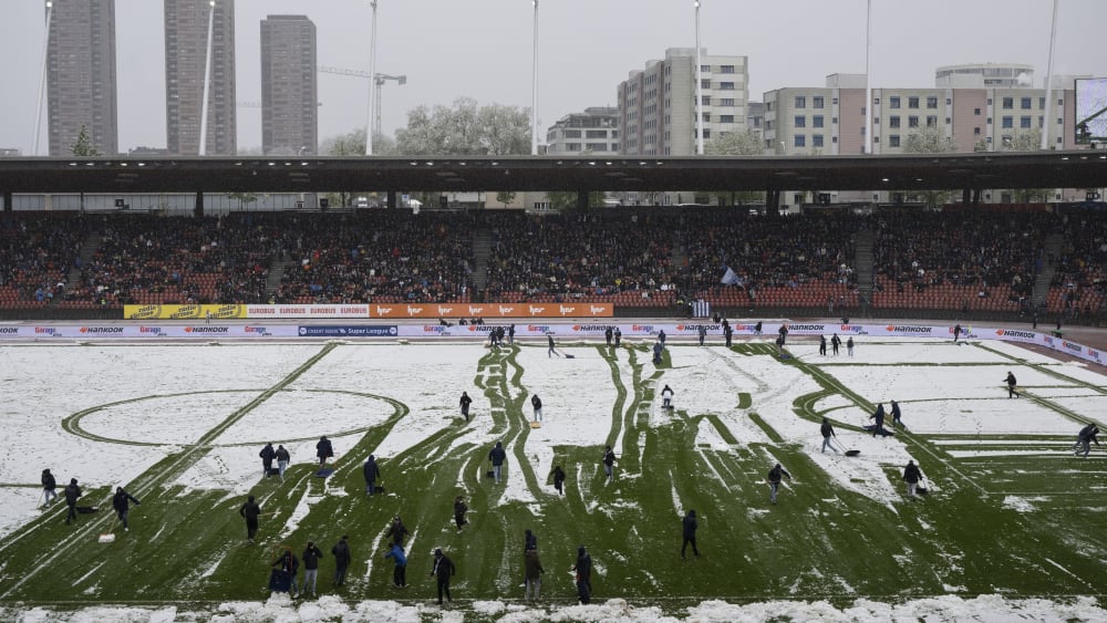 Sie zogen ihre Bahnen: FCZ-Fans helfen bei der Schneeräumung im Letzigrund.