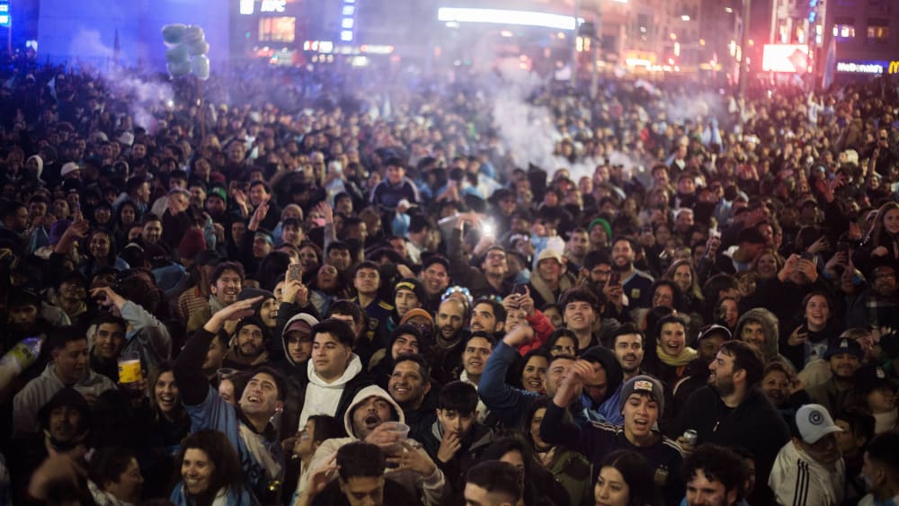 Captados por fanáticos hasta la madrugada: Avenida 9 de Julio en Buenos Aires.
