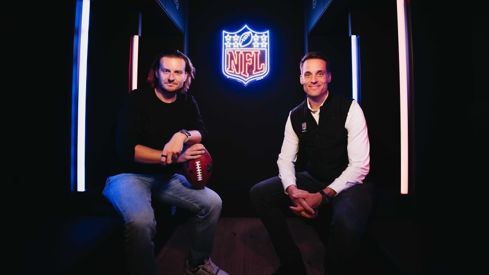 Langfristige Zusammenarbeit: Bitpanda-CEO Eric Demuth (li.) und NFL-Deutschland-Chef Alexander Steinforth.
