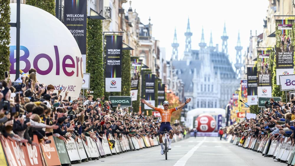 Holt sich souverän ein weiteres Regenbogentrikot: Mathieu van der Poel.