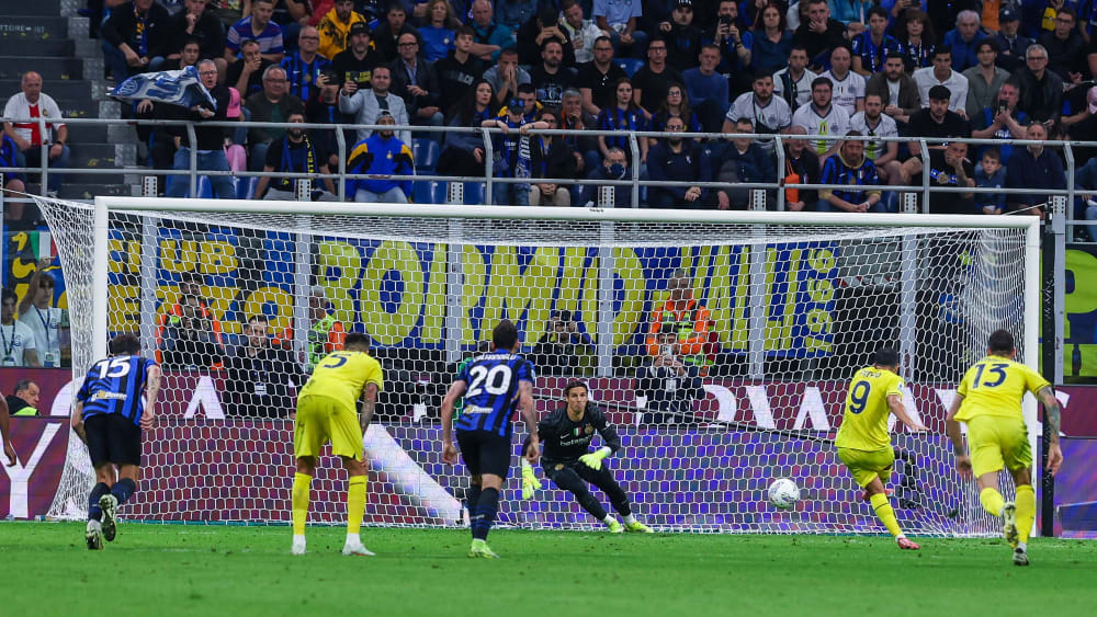 Lazio-Joker Pedro trifft souverän beim Duell mit Inter-Keeper Yann Sommer.