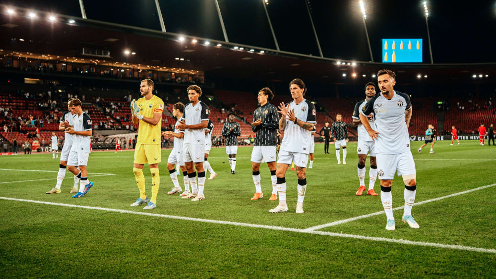  Spieler des FC Zürich nach Abpfiff.