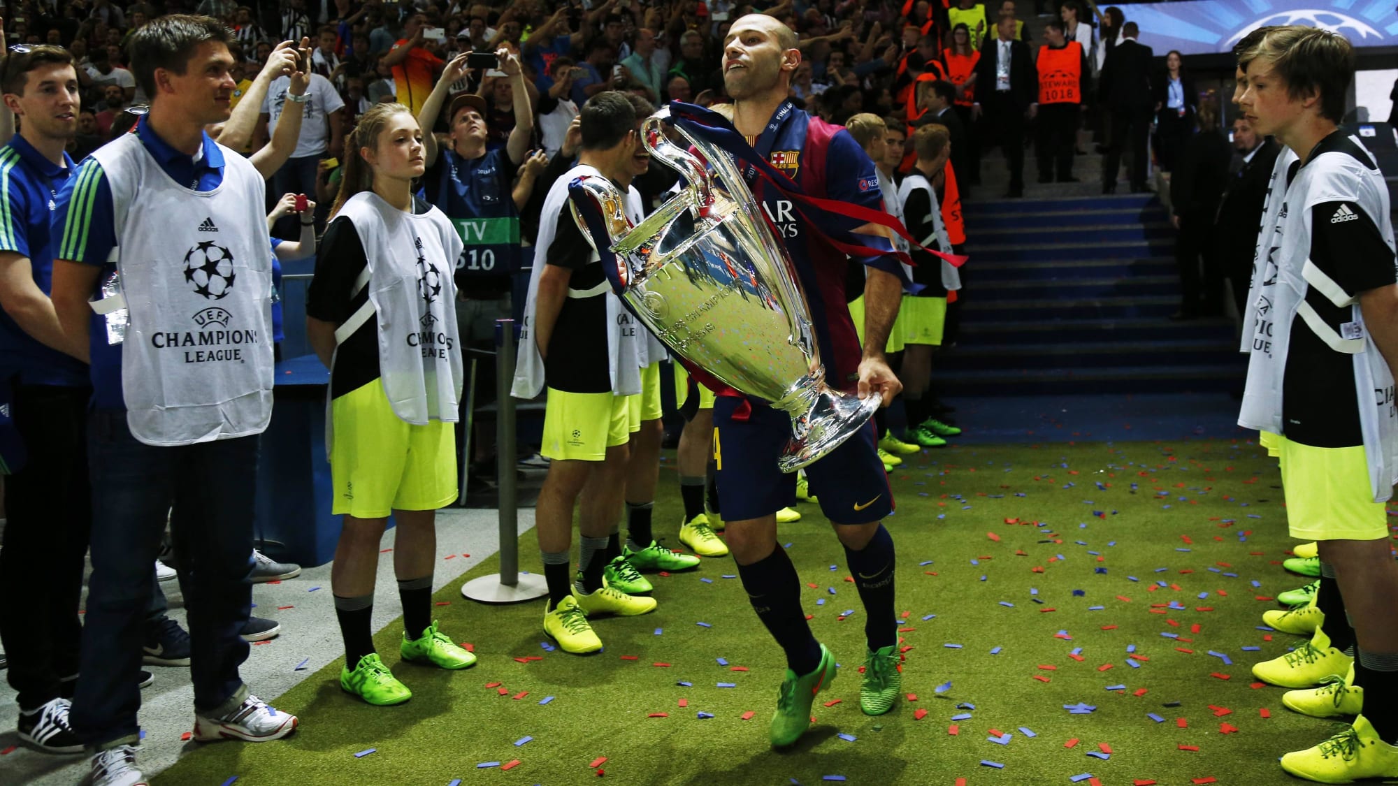 Javier Mascherano vom FC Barcelona mit der Champions-League-Trophäe nach dem Titel 2014/15.