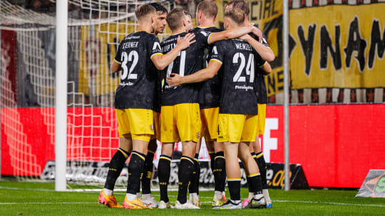 Die Mannschaft von SG Dynamo Dresden jubelt nach Tor zum 0:3 durch Christoph Daferner (SG Dynamo Dresden, #33) 

GER, SC Verl vs. SG Dynamo Dresden, Fussball, 3. Liga, 7. Spieltag, Spielzeit 2024/2025, 25.09.2024

DFL Regulations prohibit any use of photographers as image sequences and/or quasi-video.

Foto: Eibner-Pressefoto / Jan Rollinger