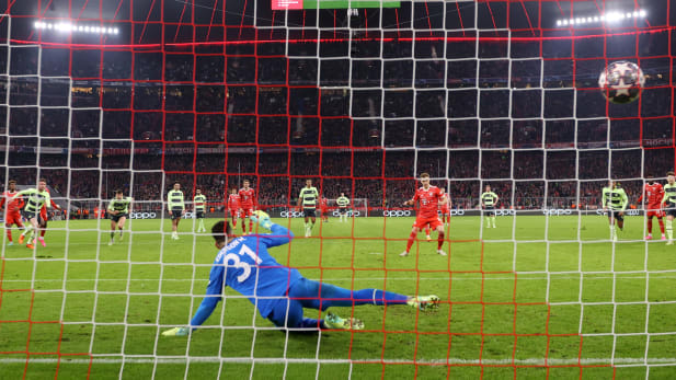 Joshua Kimmich trifft vom Punkt gegen Ederson.