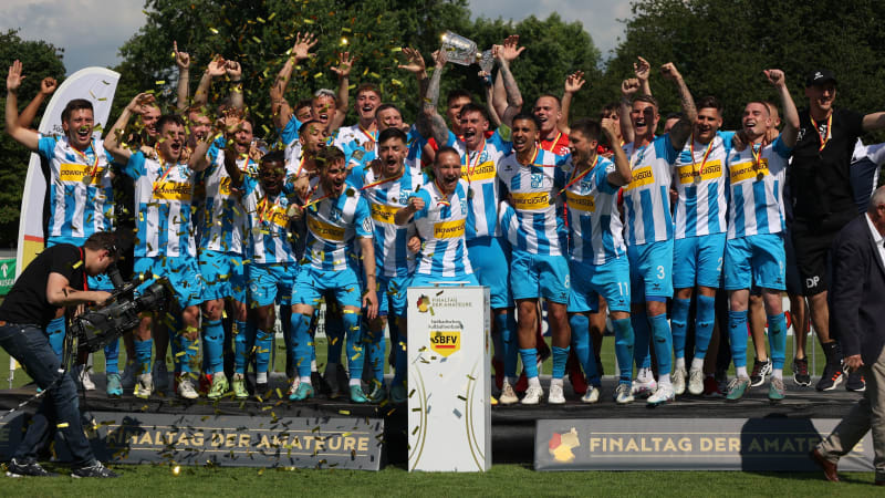 Der SV Oberachern grüßt als erfolgreicher Titelverteidiger und Pokalsieger nach dem SBFV-Finale 2022/23.