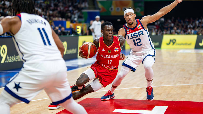 Basketball Manila Pasay 08.09.2023 FIBA Basketball World Cup 2023 Weltmeisterschaft der Männer Halbfinale Vereinigte Staaten von Amerika (USA) - Deutschland (GER) Dennis Schröder Schroeder (Deutschland, No.17) Schröder Schroder JOSH HART (USA, No.12) *** Basketball Manila Pasay 08 09 2023 FIBA Basketball World Cup 2023 Mens World Cup Semifinals United States of America USA Germany GER Dennis Schröder Schroeder Germany, No 17 Schröder Schroder JOSH HART USA, No 12